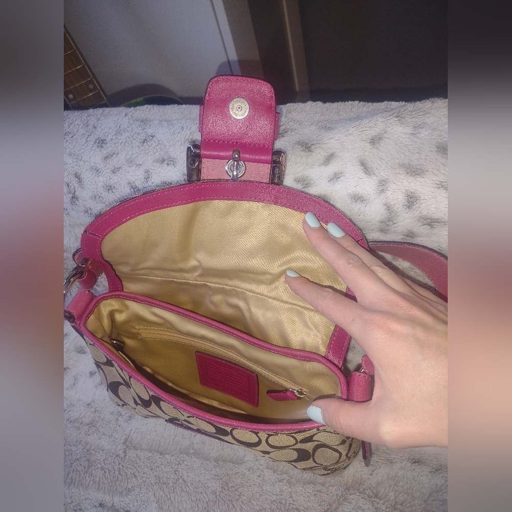 Stylish Tan and Pink Women's Coach Bag - Picture 4 of 16